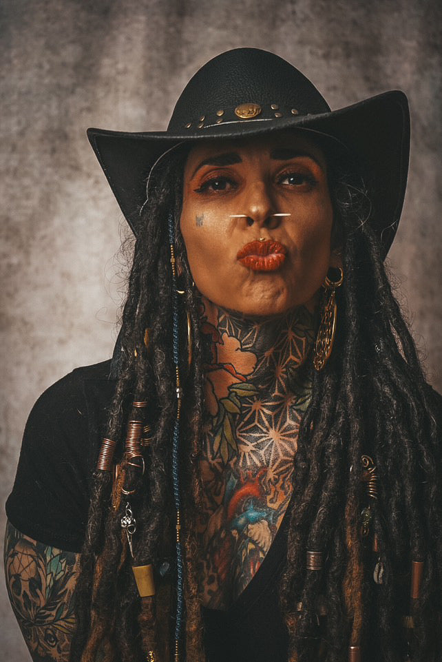 Spotlight on Che Correa: Dollylocks Brand Ambassador